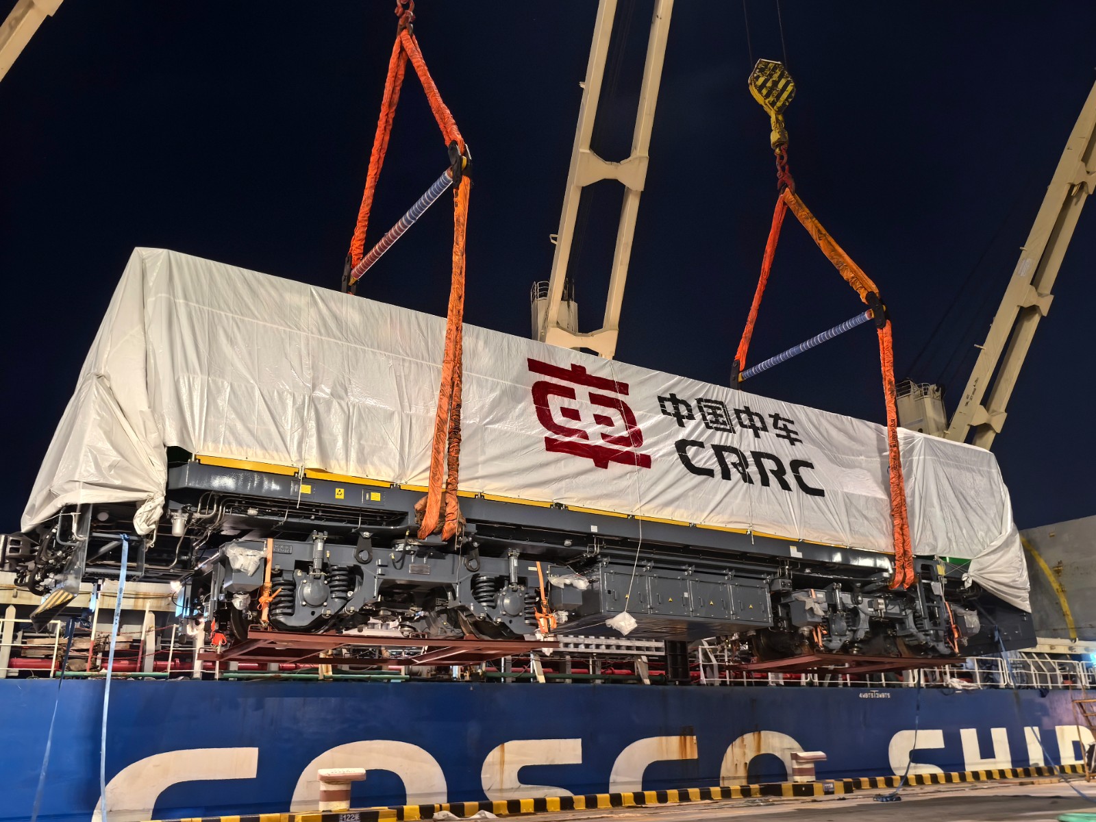 机车吊装.jpg 机车吊装.jpg