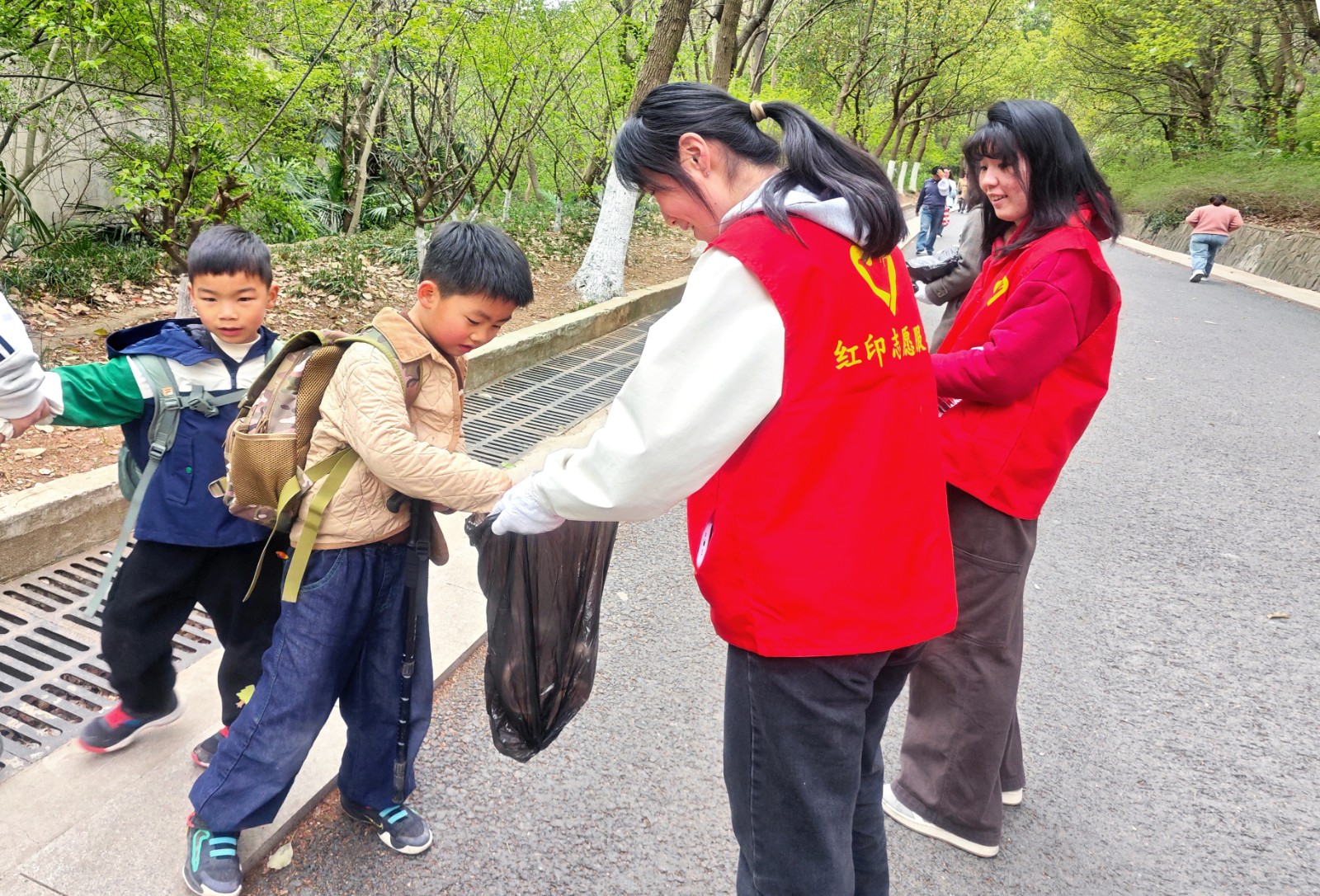 0401团委志愿活动 (2).jpg 0401团委志愿活动 (2).jpg